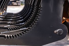 Grabber Attachment For Bobcat Skid Steer 72″ Root Rake Clam Grapple with 8 Teeth