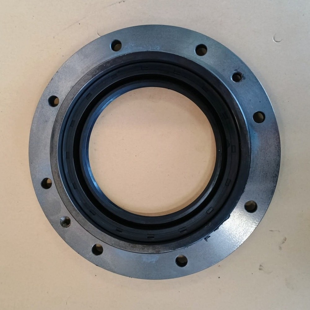White 2-65,Isuzu 4-235 Crankshaft oil seal retainer 33-0055883 Used (S0065)